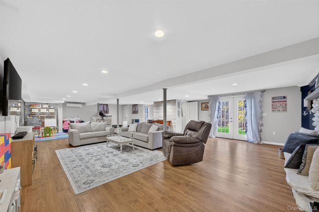 8 Ridge Road, Wallkill, NY 12589