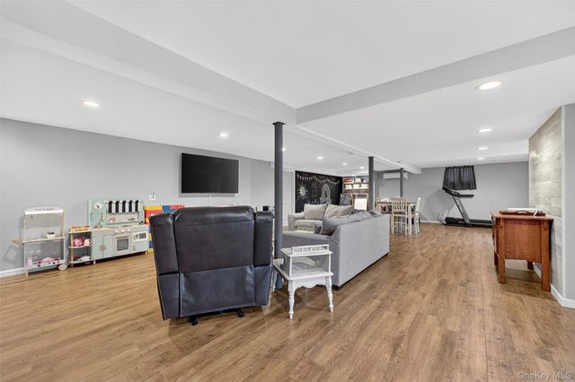 8 Ridge Road, Wallkill, NY 12589