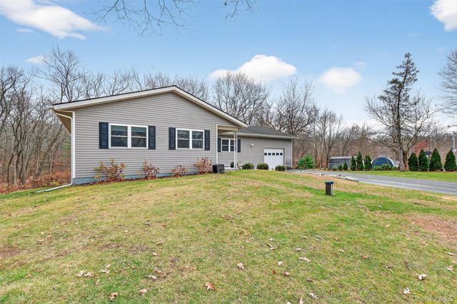 8 Ridge Road, Wallkill, NY 12589