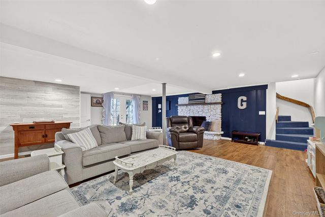 8 Ridge Road, Wallkill, NY 12589