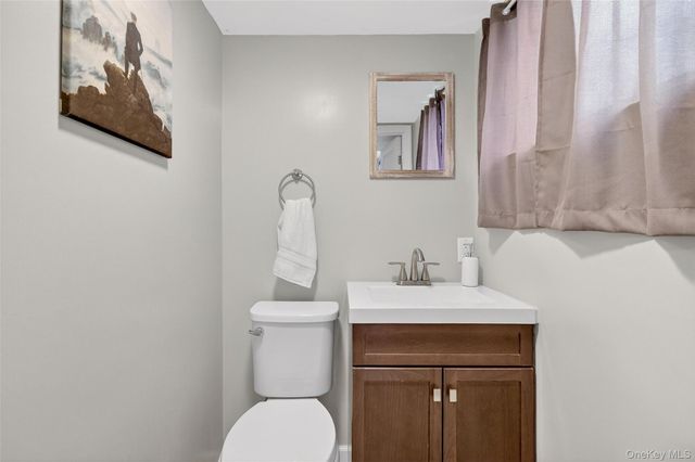 8 Ridge Road, Wallkill, NY 12589