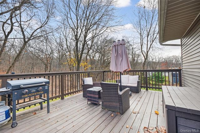 8 Ridge Road, Wallkill, NY 12589