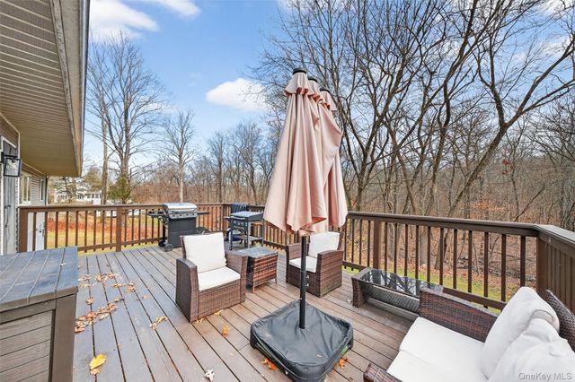 8 Ridge Road, Wallkill, NY 12589