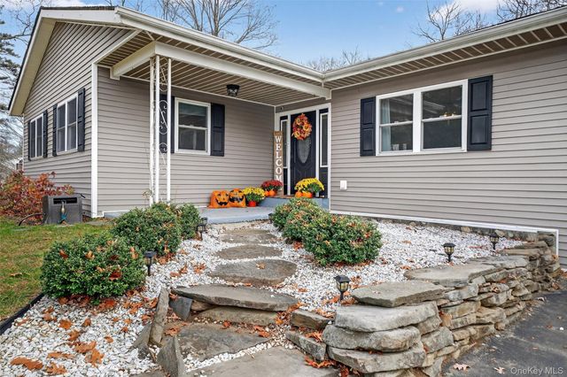 8 Ridge Road, Wallkill, NY 12589