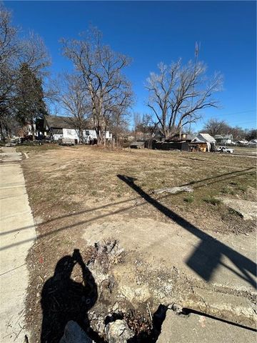 5204 E 24 Street, Kansas City, MO 64127