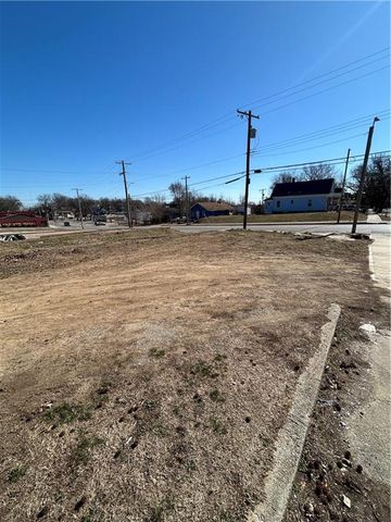 5204 E 24 Street, Kansas City, MO 64127