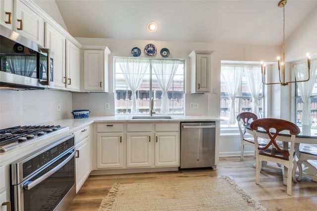 208 Touchdown Drive, Irving, TX 75063