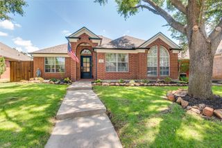 208 Touchdown Drive, Irving, TX 75063