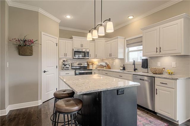 10821 N Bristol Avenue, Kansas City, MO 64156