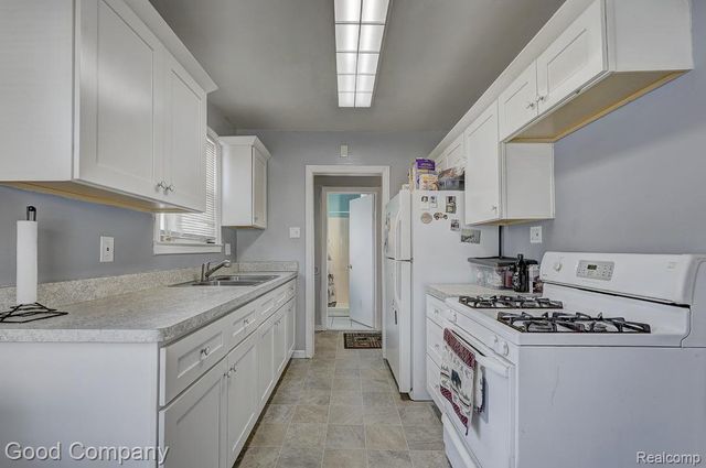 518 E Maxlow Avenue, Hazel Park, MI 48030