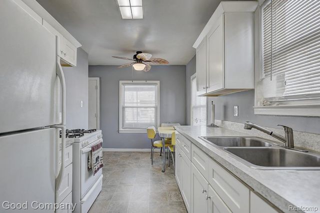 518 E Maxlow Avenue, Hazel Park, MI 48030