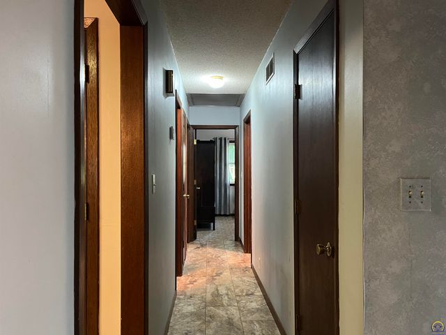2769 SE Allen DR, Topeka, KS 66605