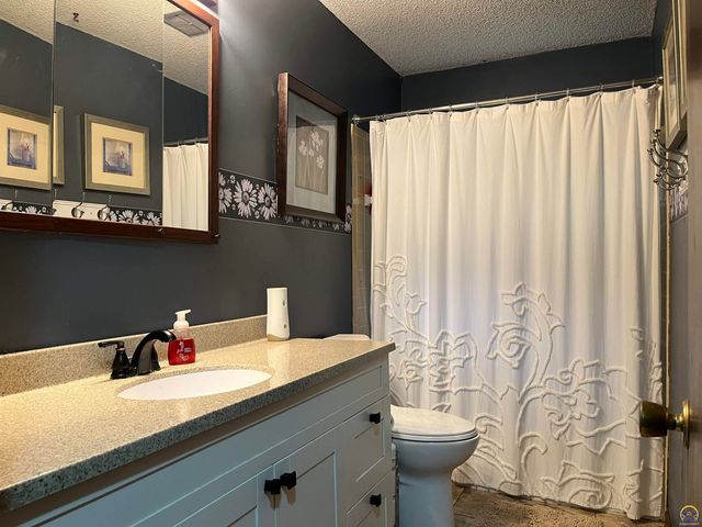 2769 SE Allen DR, Topeka, KS 66605