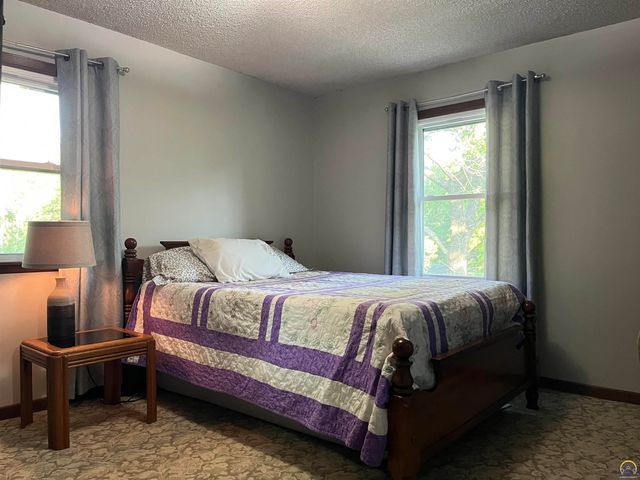 2769 SE Allen DR, Topeka, KS 66605