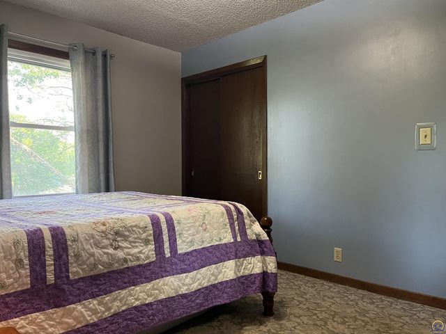 2769 SE Allen DR, Topeka, KS 66605