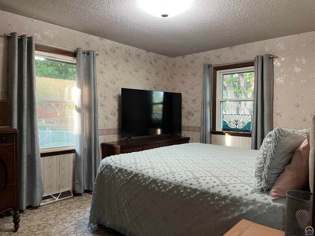 2769 SE Allen DR, Topeka, KS 66605
