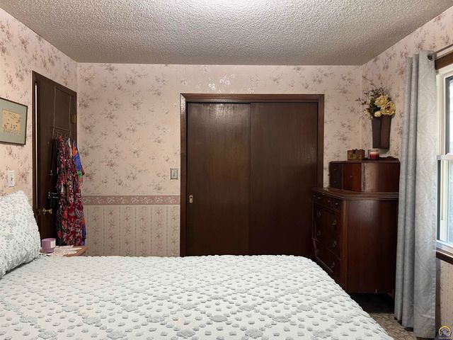 2769 SE Allen DR, Topeka, KS 66605