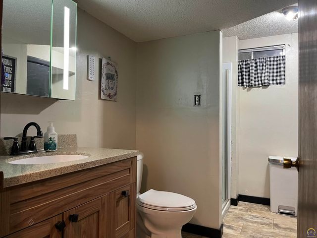2769 SE Allen DR, Topeka, KS 66605