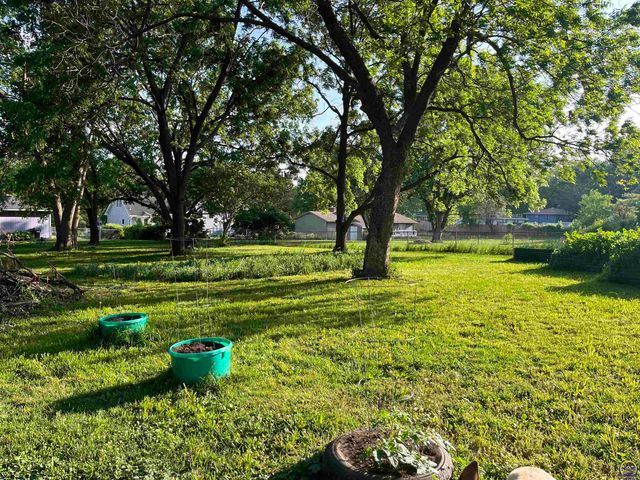 2769 SE Allen DR, Topeka, KS 66605