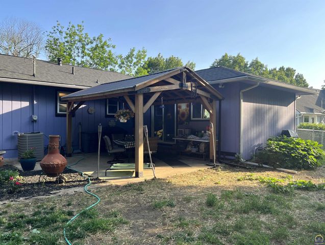 2769 SE Allen DR, Topeka, KS 66605