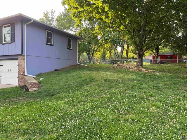 2769 SE Allen DR, Topeka, KS 66605