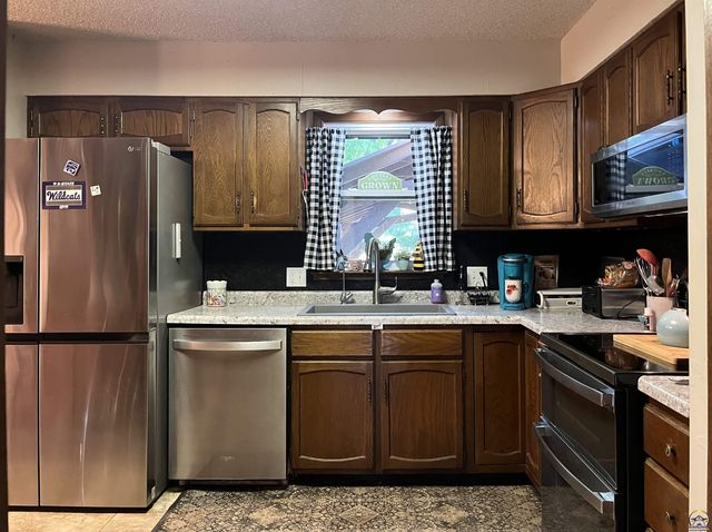 2769 SE Allen DR, Topeka, KS 66605