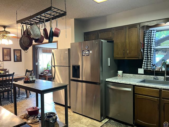 2769 SE Allen DR, Topeka, KS 66605