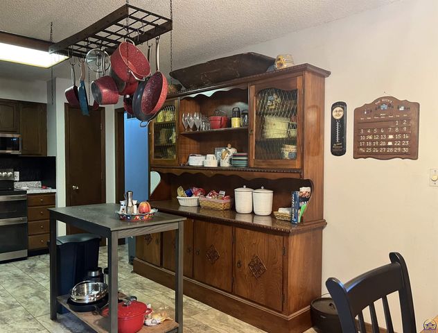 2769 SE Allen DR, Topeka, KS 66605