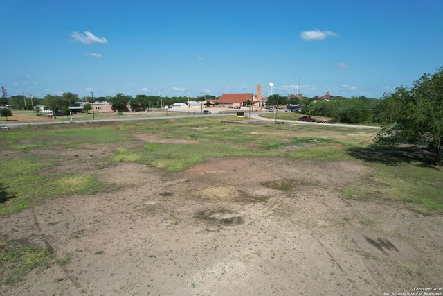 613 Maple, Jourdanton, TX 78026