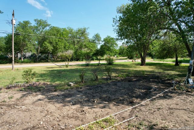 613 Maple, Jourdanton, TX 78026