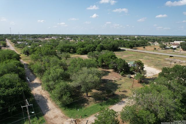 613 Maple, Jourdanton, TX 78026