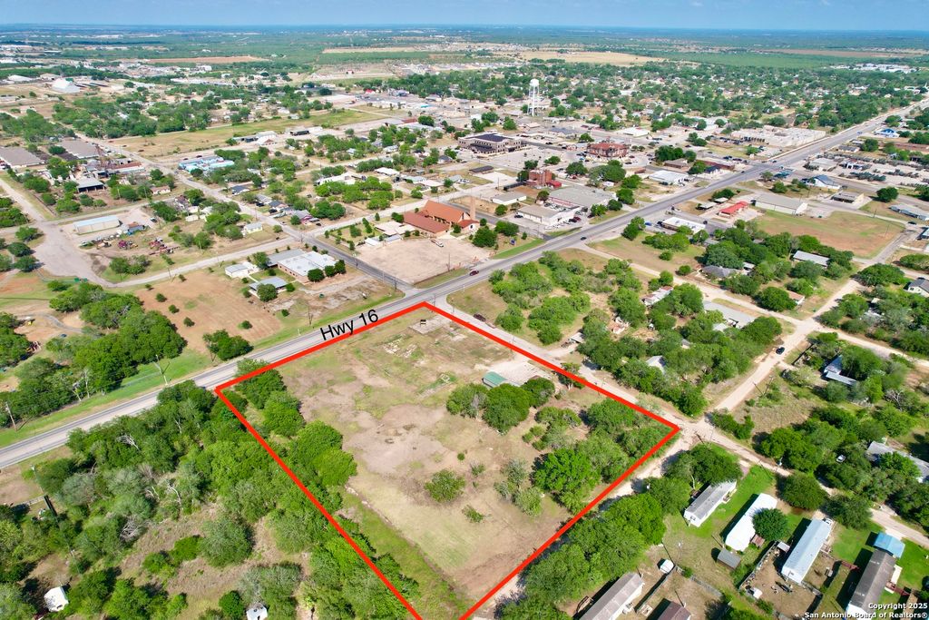 613 Maple, Jourdanton, TX 78026