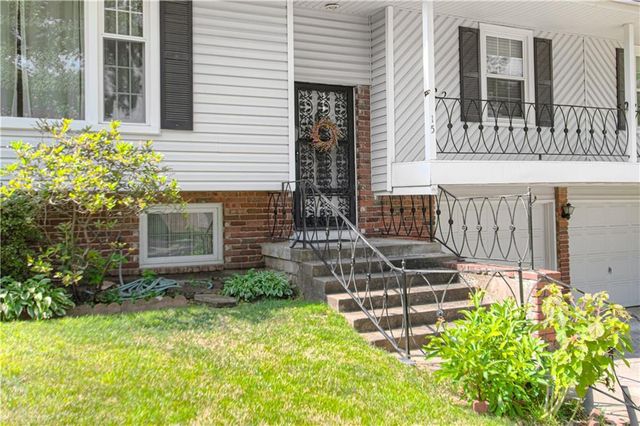 15 W Bridlespur Drive, Kansas City, MO 64114