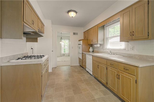 15 W Bridlespur Drive, Kansas City, MO 64114