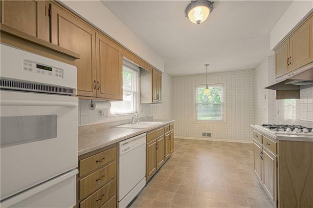 15 W Bridlespur Drive, Kansas City, MO 64114