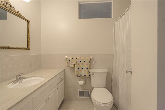 15 W Bridlespur Drive, Kansas City, MO 64114