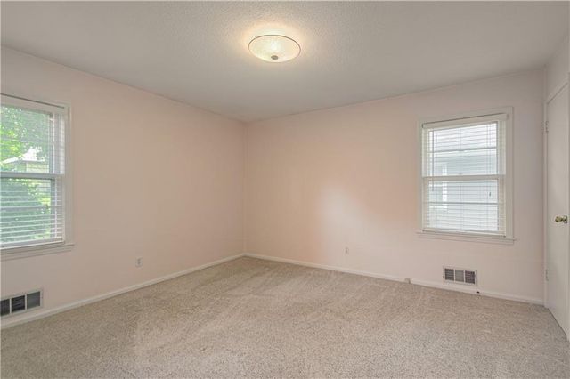15 W Bridlespur Drive, Kansas City, MO 64114