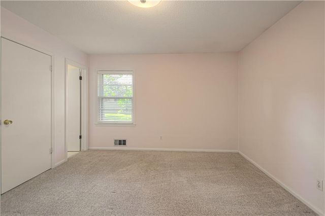 15 W Bridlespur Drive, Kansas City, MO 64114