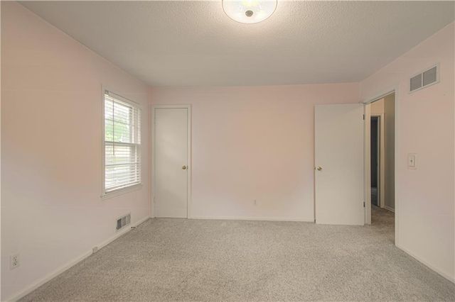 15 W Bridlespur Drive, Kansas City, MO 64114