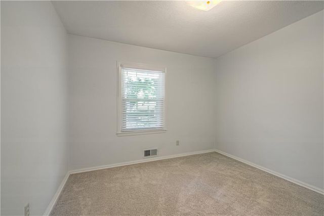 15 W Bridlespur Drive, Kansas City, MO 64114
