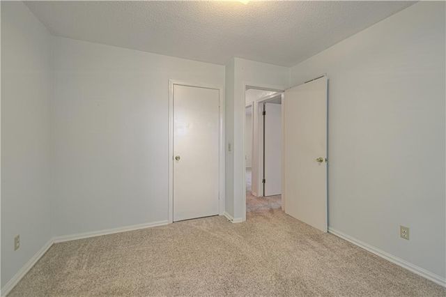 15 W Bridlespur Drive, Kansas City, MO 64114