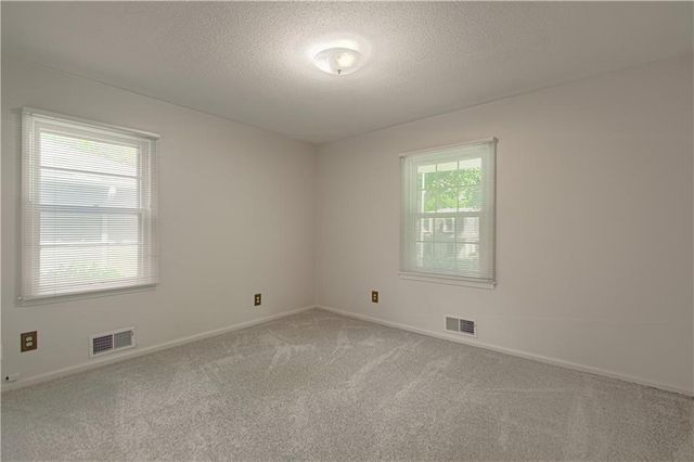 15 W Bridlespur Drive, Kansas City, MO 64114