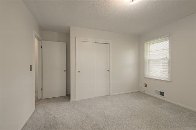 15 W Bridlespur Drive, Kansas City, MO 64114