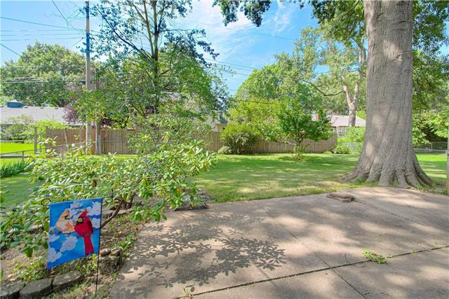 15 W Bridlespur Drive, Kansas City, MO 64114