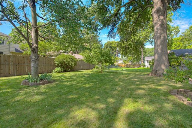 15 W Bridlespur Drive, Kansas City, MO 64114