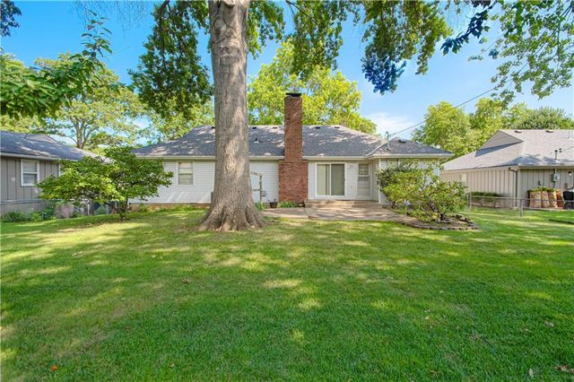 15 W Bridlespur Drive, Kansas City, MO 64114