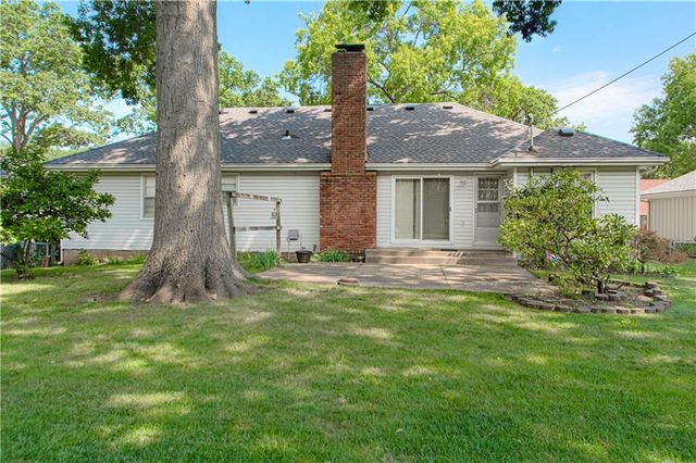 15 W Bridlespur Drive, Kansas City, MO 64114