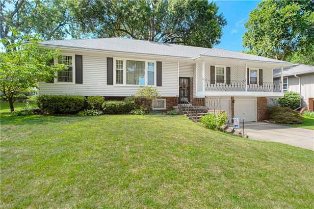 15 W Bridlespur Drive, Kansas City, MO 64114