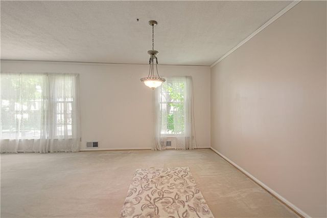 15 W Bridlespur Drive, Kansas City, MO 64114