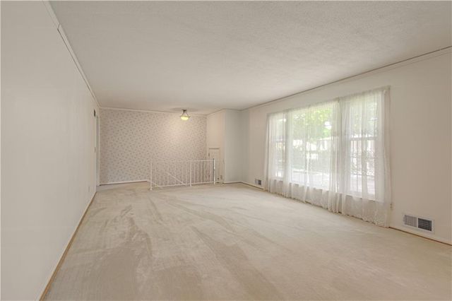 15 W Bridlespur Drive, Kansas City, MO 64114